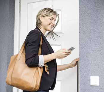 



Auch wenn man gerade nicht Zuhause ist, bietet die Hausautomatisierung einen Zusatz an Sicherheit.
