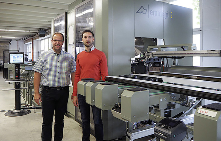 
Thomas Fischer von Emmegi (l.) und Jonas Swiatek von Timm Fensterbau Berlin vor der gerade fertig installierten neuen „Quadra L1“.



