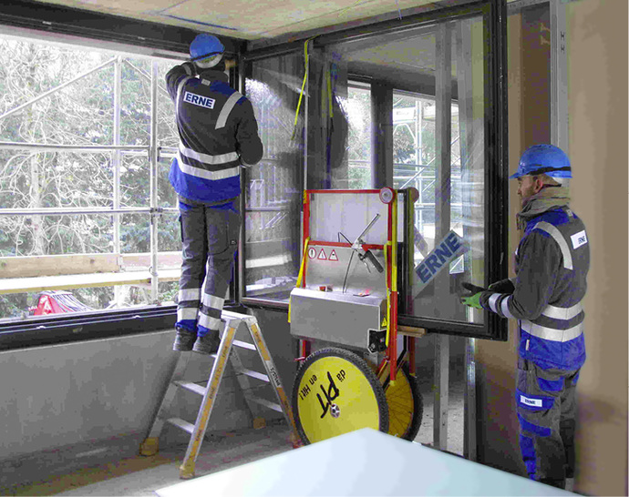 



Durch das Konzept des PIT L mit großen Rädern, geringer Breite (40 cm) und eingebautem Lift (von 5 mm bis zu 1280 mm) lassen sich Fenster leicht einhängen.
