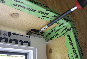 
Durch Drehen am Adapter werden die Druckplatten auseinander geschoben und somit die gewünschte Druckkraft erzeugt.



