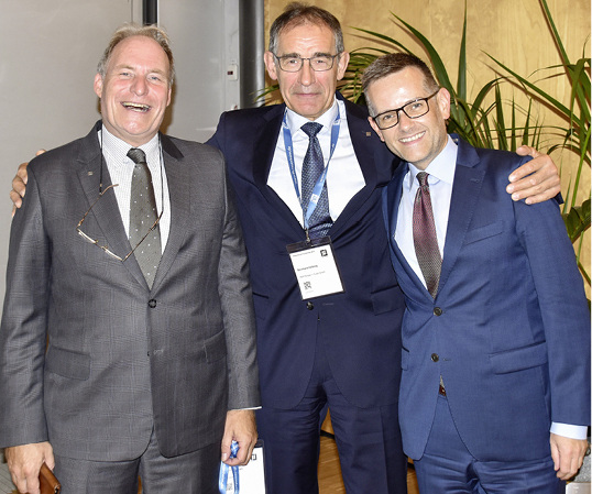 <p>
</p>

<p>
Ein Bild, das es so nicht mehr geben wird: (v.l.) ift-Institutsleiter Prof. Ulrich Sieberath, ift-Vorstandsvorsitzende Bernhard Helbing und Dr. Jochen Peichl auf der Pressekonferenz der Rosenheimer Fenstertage 2018.
</p> - © Foto: Daniel Mund / GLASWELT

