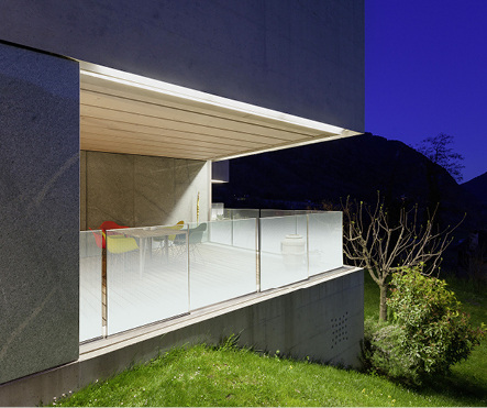 
Das Brüstungsglas Madras Pixel Gradient kombiniert mit LED-Licht.



