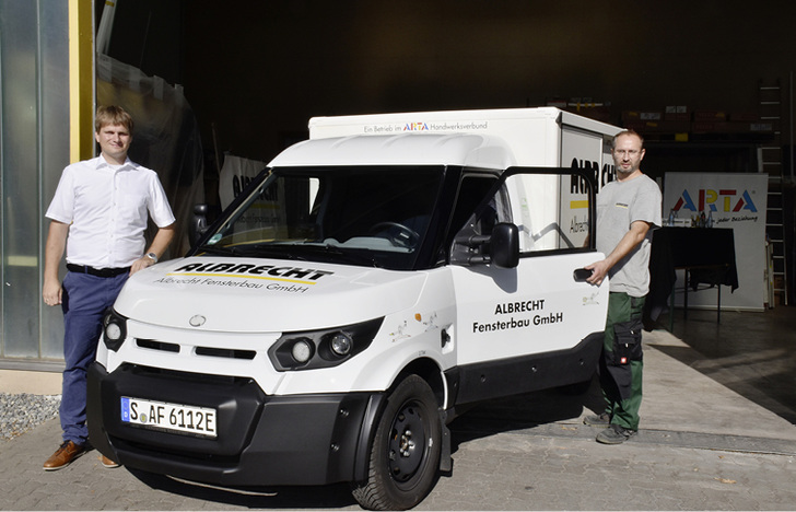
Albrecht Fensterbau hat jetzt einen StreetScooter im Fuhrpark. Wir sprachen vor Ort mit dem Geschäftsführer Sebastian Kraft (l.)



