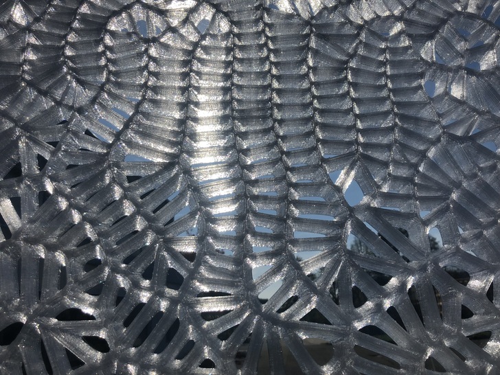 Hier der organisch gestaltete Sonnenschutz aus dem 3D-Drucker im Detail. Die optimale Sonnenschutzwirkung wurde vorab am Computer berechnet.