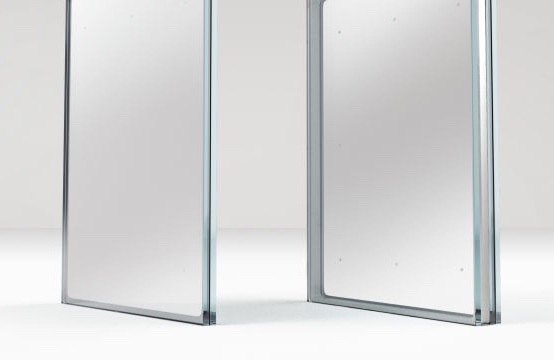 Hier links im Bild das neue Vakuum-Glas von Guardian, rechts ist es in einer ISO-Einheit verbaut. - © Guardian Glass
