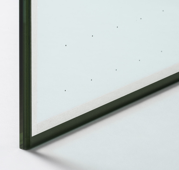 Das Vakuum-Isolierglas “Fineo“ besteht aus zwei 3 mm dicken Glasscheiben, die jeweils eine isolierende Beschichtung erhalten und durch eine Vakuumschicht von 0,1 mm voneinander getrennt sind. Es dämmt mit einem Ug-Wert 0,4 bis 0,7 W/(m²K) besser, bzw. ebenso gut wie eine ungleich schwerere Dreifach-Wärmedämmverglasung. - © AGC Glass Europe
