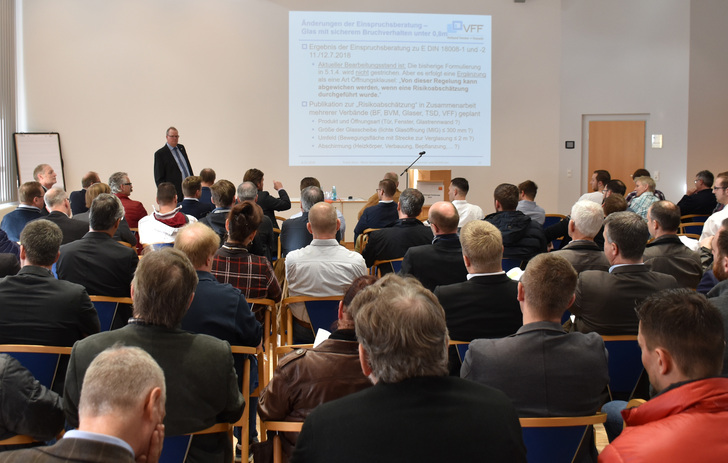 Frank Koos vom VFF zeigte auf, dass die DIN 18008 auch dann nicht rechtlich verbindlich wird, wenn sie veröffentlicht ist.