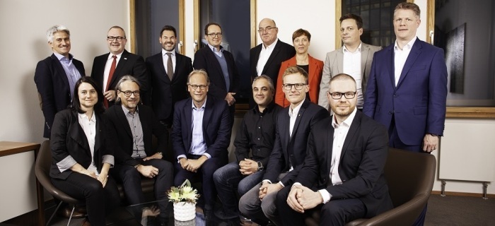 v. l. unten: Julia Rubin (Kiwi), Udo Roggendorf (Arbonia, Prüm-Garant), Dr. Christoph Enaux (Greenberg Traurig), Marco Müller (Arbonia, Prüm-Garant), Karsten Nölling (Kiwi), Robert Lipinsky (Gegenbauer) v. l. oben: Sebastien Weisse (Hager Group), Stefan Meffert (Immobilien Service Deutschland), Thomas Carnaghi (Hager Group), Thorsten Kürzinger (Abus), Lennart Svensson (Schindler Deutschland), Ulrike Bettge (Gegenbauer), Sven Stuhlmann (Abus), Holger Rentel (Deutsche Wohnen)