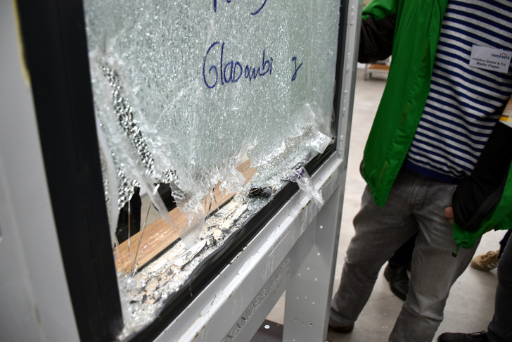 Zum Finale der Tagung wurde schließlich das Demonstrationsobjekt spektakulär zerstört: Dabei galt es, das Fenster mit Kuhfuß, Schraubendreher und Co. zu traktieren. Die professionellen Einbruchssimulanten scheiterten an der RC3-Konstruktion — innerhalb der vorgegebenen 5 Minuten Angriffszeit konnte das Fenster nicht überwunden werden. Lediglich die Verbindung der VSG-Scheibe mit dem Randverbund gab nach. - © Daniel Mund / GLASWELT
