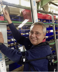 



Dr. Frank Walter testet das Exoskelett an der Glasstation.
