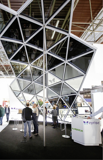 



Auf der glasstec 2018 präsentierte Merck im Rahmen der Sonderschau Glass Technology Live seine schaltbaren Gläser. Diese waren in ein Modelsegment einer „Niemeyer Sphere“ eingebaut, um die Funktion der dynamischen Gläser zu veranschaulichen.
