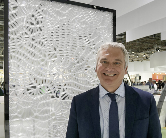 



Dr.-Ing. Frank Schneider von Okalux erläuterte auf der glasstec-Messe in Düsseldorf wie der neue Sonnenschutz aus dem 3D-Drucker im Detail funktioniert.
