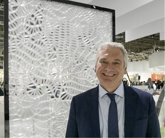 <p>
</p>

<p>
Dr.-Ing. Frank Schneider von Okalux erläuterte auf der glasstec-Messe in Düsseldorf wie der neue Sonnenschutz aus dem 3D-Drucker im Detail funktioniert.
</p> - © Foto: Matthias Rehberger/ GLASWELT

