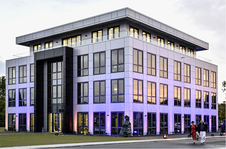 



Das neue Verwaltungsgebäude der HeKa Herzog GmbH in Graben-Neudorf ist mit smarten Gläsern ausgestattet.
