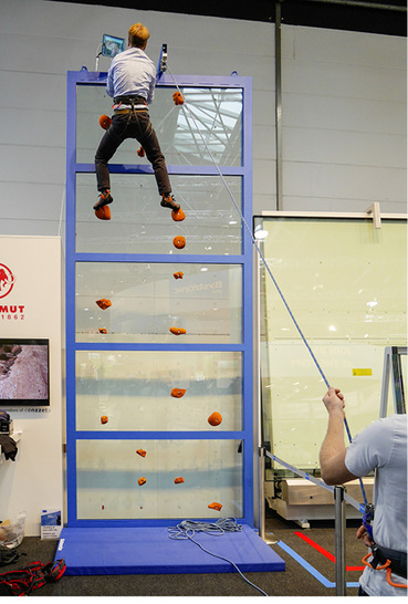 <p>
</p>

<p>
Eine Attraktion bei Bystronic glass war die 5 m hohe Glaskletterwand in Zusammenarbeit mit dem Alpine-Ausstatter Mammut, an der sich Glaswelt-Redakteur Matthias Rehberger (o.) versuchte.
</p> - © Foto: GLASWELT

