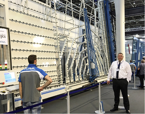 
Der Zwei-Meter-Mann Udo Hornung von Pro-glas, der Forel in der DACH-Region vertritt, gibt einen Eindruck von der Größe der Forel-Anlagen.



