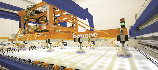 <p>
</p>

<p>
Zur glasstec hat Bovone einen neuen Verbundglas-Ofen für Sentryglas- und PVB-Folien vorgestellt sowie sein Bovone Robotic System für die Automatisierung.
</p> - © Bovone

