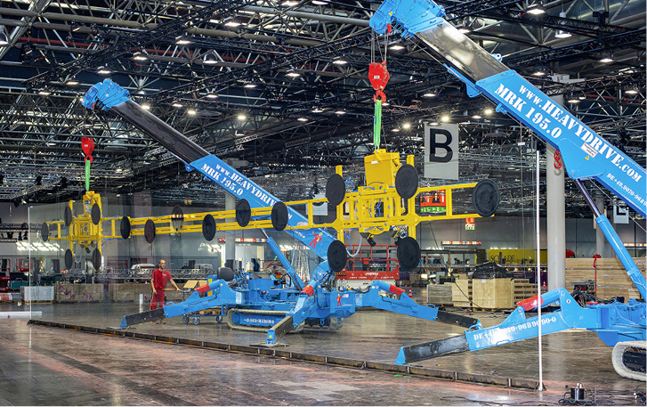<p>
</p>

<p>
Die Hebegeräte von Heavydrive bei der Montage der XXL-VSG-Scheibe in Düsseldorf. Die 18 m lange Scheibe hatte ein Gewicht von über 4 t. 
</p> - © Foto: Matthias Haller, Eastman


