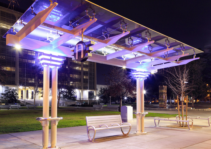 



Die gläsernen Busüberdachungen wurden speziell für das Bauprojekt entworfen und bis ins Detail hinein designt.
