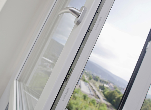 <p>
Mit einem um mehr als 50 Prozent höheren Glasfaseranteil definieren Fensterprofile aus Rau-Fipro X neue Maßstäbe bei Stabilität und Energieeffizienz. Die Materialinnovation kommt erstmals ab Herbst 2018 im Rehau-Fenstersystem Geneo zum Einsatz.
</p>

<p>
</p> - © Foto: Rehau

