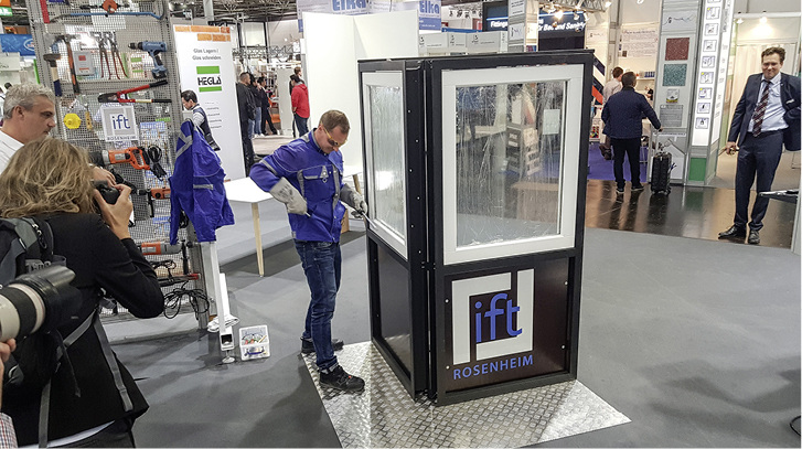 



Ein ift-„Profi-Einbrecher“ zeigt live, wie sich der Unterschied zwischen geklebter und nicht geklebter Verglasung auswirkt.
