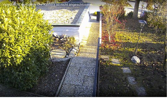 



Dieses Beispiel der Kameraausrichtung zeigt den unzulässigen Aufnahmebereich im oberen Bildbereich. Hier werden der Bürgersteig und die Straße mit überwacht. 
