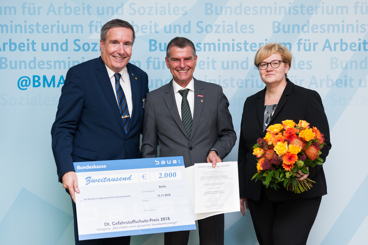 Bei der Preisübergabe im Bundesbauministerium (v.l.): Thomas Bürkle (Fachverband Elektro- und Informationstechnik B-W), BIM Martin Gutmann (BIV des Glaserhandwerks) und Staatssekretärin Anette Kramme (BMAS).