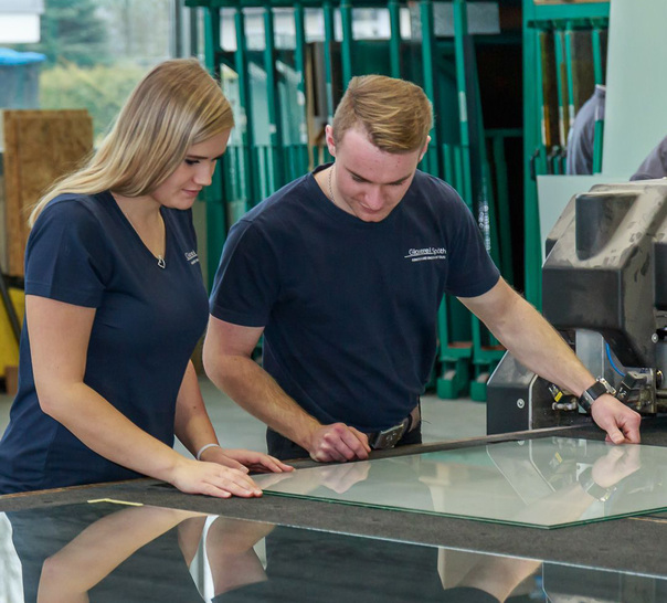 Dominik Bernecker und Cecile Höllmüller in der Berufsschule in Vilshofen a.d. Donau