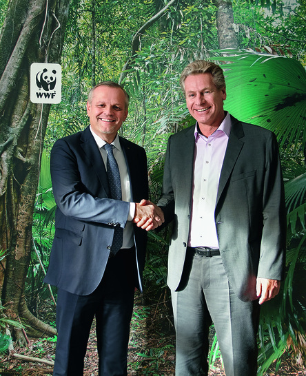 Andreas Engelhardt (links), persönlich haftender Gesellschafter der Schüco International KG, und Eberhard Brandes (rechts), Geschäftsführender Vorstand WWF Deutschland, bei der Vereinbarung der Zusammenarbeit.