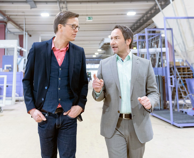 Jürgen Hartrampf (r.) erläutert Chefredakteur Daniel Mund die Produktionsabläufe innerhalb der Fensterfertigung. - © Bayerwald
