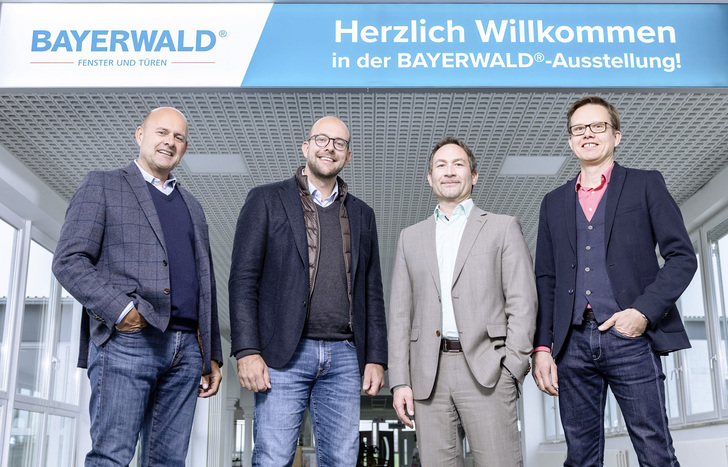 Trafen sich in der Bayerwald-Zentrale zum Interview: Peter und Daniel Mursall, Jürgen Hartrampf und GLASWELT Chefredakteur Daniel Mund.