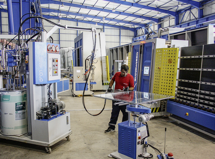 Der wasserbasierte Sekundär­dichtstoff JS910 hilft nicht nur, die Produkteigenschaften im Isolierglas zu optimieren, er ­bietet auch Vorteile in der ­Herstellung und verzichtet auf Gefahrenstoffe.