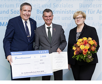 <p>
</p>

<p>
Bei der Preisübergabe v. l.: Thomas Bürkle, BIM Martin Gutmann (BIV des Glaserhandwerks) und Staatssekretärin Anette Kramme (BMAS)
</p> - © Bundesministerium für Arbeit und Soziales

