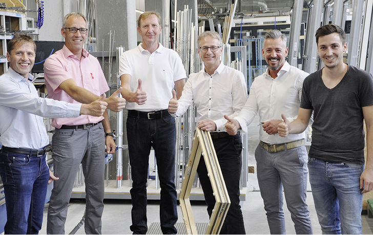 



Konnten sich sowohl über eine reibungslose Beschlagumstellung als auch über ein effizientes Lean-Projekt freuen (v. l.): H & W-Geschäftsführer Friedrich Pichler, Roto Lean-Manager Christoph Rüth, Hrachowina-Technikleiter Wolfgang Lechner, Roto Key Account-Manager Franz Kick, Roto Regionalvertrieb Hannes Zenz und H & W-Produktionsleiter Christian Takats.
