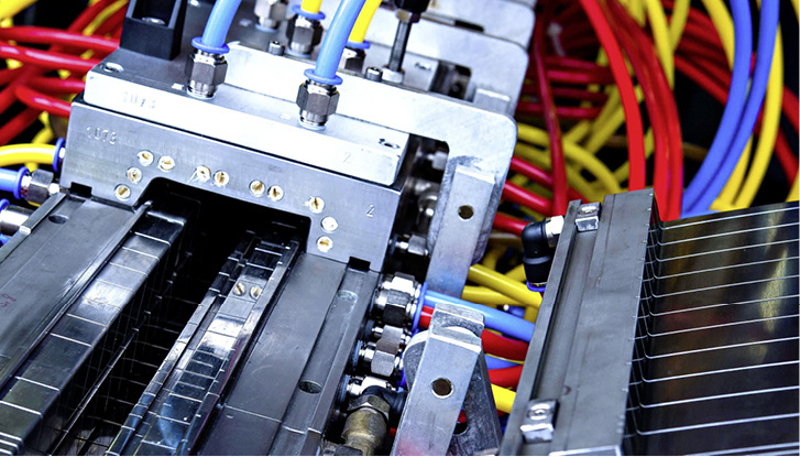 



SLS bietet den Kunden ein Gesamtpaket von der Entwicklung über den Werkzeug- und Formenbau bis hin zur Extrusion von Voll- oder Hohlprofilen und zur Baugruppen-Fertigung. Eine zentrale Rolle spielt dabei die Herstellung kundenspezifisch maßgeschneiderter Extrusionswerkzeuge. 
