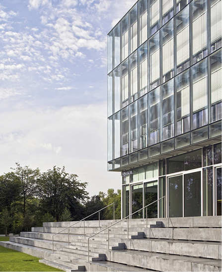 



Durch Einsatz von Lamex X-Strong konnte die Haltekonstruktion der Fassade des Neubaus der Zeppelin Universität geringer dimensioniert werden. 
