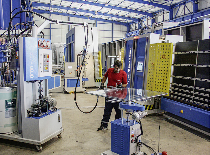 
Der wasserbasierte Sekundärdichtstoff JS910 hilft nicht nur, die Produkteigenschaften im Isolierglas zu optimieren, er bietet auch Vorteile in der Herstellung und verzichtet auf Gefahrenstoffe. 



