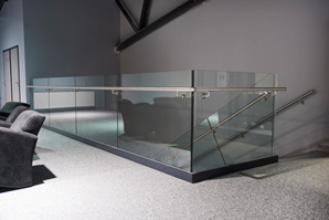 Steelpro Ltd. ist auf die Herstellung von Haltesystemen für Ganzglasgeländer aus Aluminium sowie auf Treppen spezialisiert