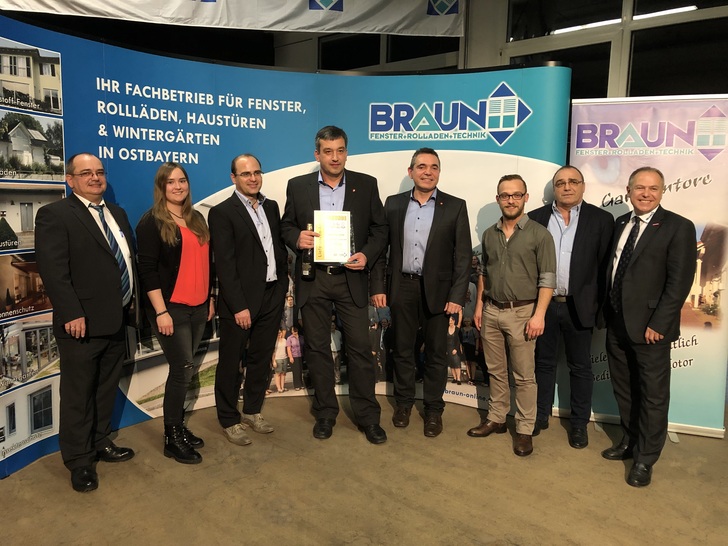Projektmitarbeiter Matthias Mück (4. von links) nahm den Lieferanten-Award für die 3E Datentechnik entgegen. Mit ihm freut sich das gesamte Braun-Führungsteam (v.r.n.l.): Thomas Braun, Susanne Braun, Wolfgang Braun, Berthold Mühlberger (3E Datentechnik), Benjamin Braun, Christian Braun, Georg Braun.