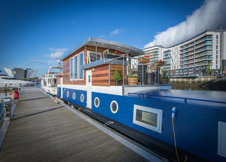 Gillian und David Campbell schufen aus der desolaten “Nolly“ ein Luxus-Hausboot im Hafen Belfast. - © Rehau
