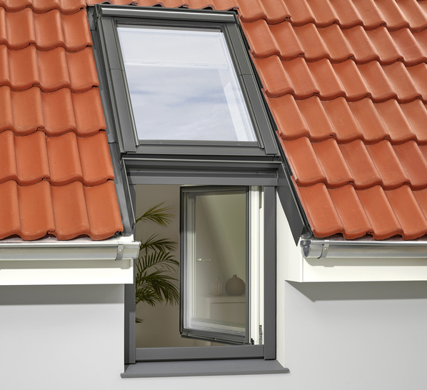 Dank der Dreh-/Kippfunktion des Zusatzelements “Fassade“ ist nicht nur zusätzlicher Komfort im Dachgeschoss garantiert. Es ist zudem in den meisten Fällen auch als Notausstieg zugelassen. - © Velux Deutschland GmbH
