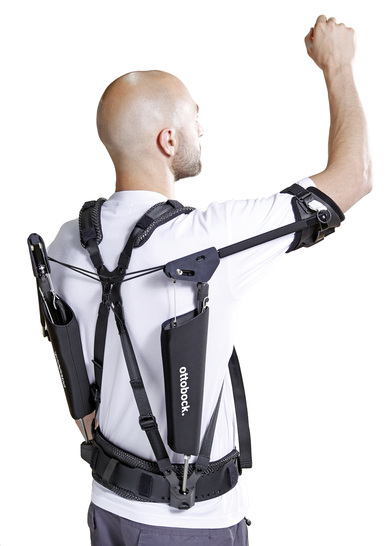Das Exoskelett unterstützt Handwerker bei Tätigkeiten über Kopf. Paexo wird eng am Körper getragen und ermöglicht dabei volle Bewegungsfreiheit. - © Ottobock
