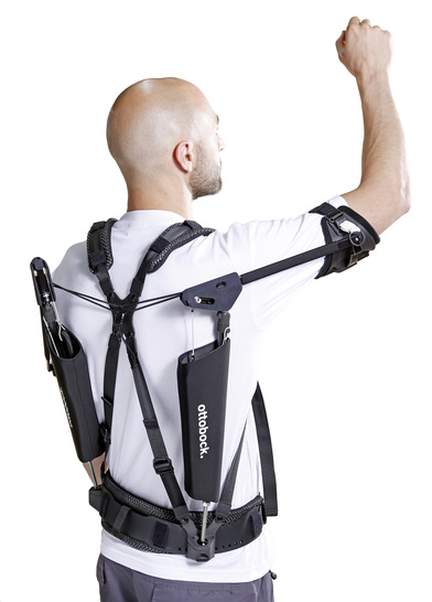 Das Exoskelett unterstützt Handwerker bei Tätigkeiten über Kopf. Paexo wird eng am Körper getragen und ermöglicht dabei volle Bewegungsfreiheit.
