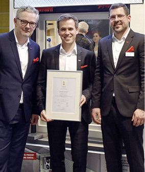 



Die Repräsentanten von Beck+Heun nach der Preisverleihung im Rahmen des „Bayerischen Abends“ (v.l.n.r.): Matthias Gangeler (Vertriebsleiter Deutschland), Philipp Beck (Geschäftsführer) und Dipl.-Ing. Jochen Faller (Verkaufsleiter Airfox-Lüftungssysteme) 
