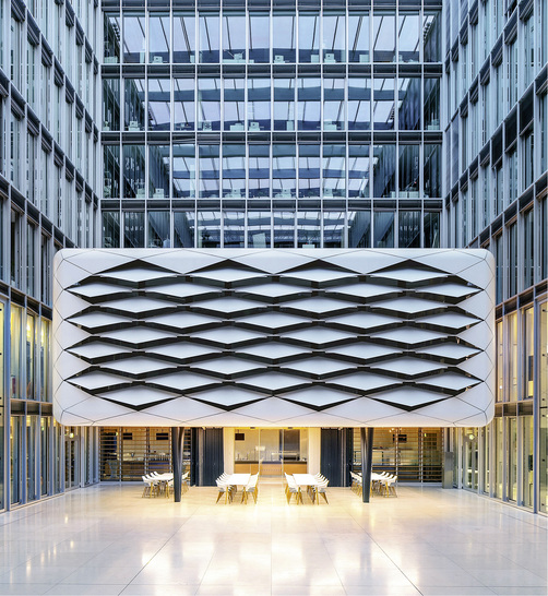 
Im Atrium der DEG, Deutsche Investitions- und Entwicklungsgesellschaft, schwebt über dem Veranstaltungs- und Pausenraum eine wolkengleiche Dachkonstruktion.



