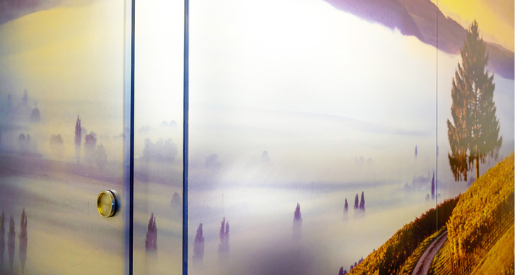 <p>
Veredler Maier-Glas fertigte für die Gästezimmer des Hotels „Wilder Mann“ Glaswände und Schiebetüren, die mit tollen Motiven digital bedruckt worden sind. 
</p>

<p>
</p> - © Foto: Conné van d’Grachten / ClimaPlusSecurit, CSP

