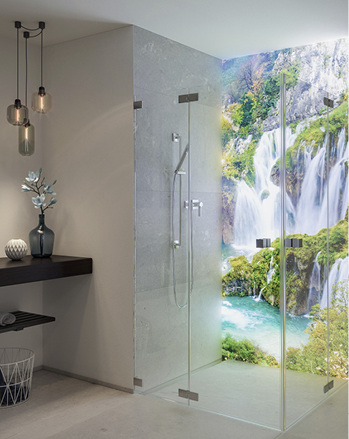 
Ab sofort kann das nur 20 mm dünne Leuchtglas Screenlight von Glas Trösch auch im Nassbereich eingesetzt werden. Die fast rahmenlose, wasserfeste LED-Leuchtwand bringt individuelle Bildmotive auf besondere Weise zur Geltung und kann so dem Badezimmer und der Dusche ein ganz besonderes Ambiente verleihen.



