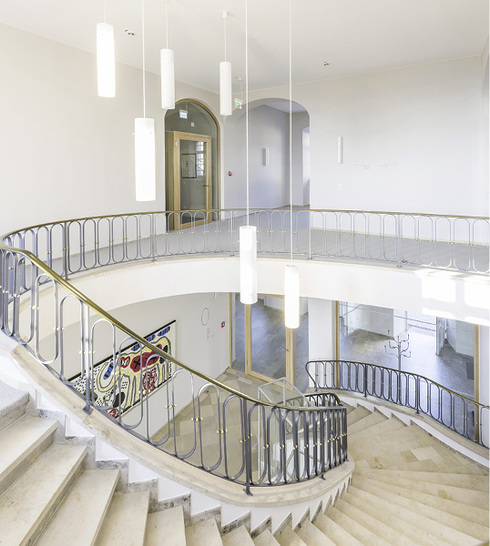 



Transparente Glaselemente, die die Anforderungen an die Absturzsicherung und den Brandschutz erfüllen, fügen sich harmonisch in die Architektur des Klosters ein. 
