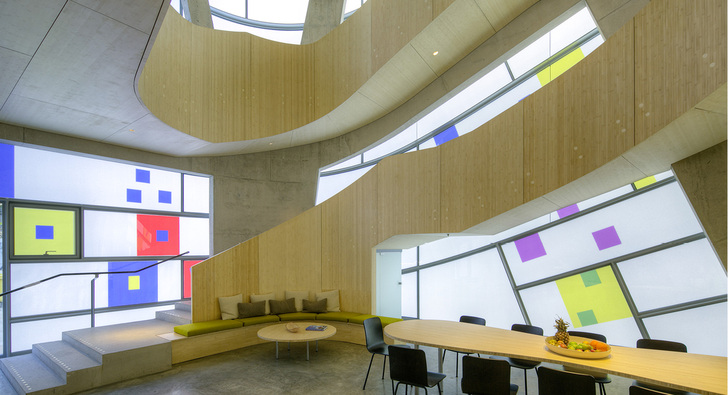 <p>
</p>

<p>
Bei dem Haus im Haus wird der Innenraum durch indirektes Licht aus der Fassade sowie durch farbiges Glas und Holz geprägt.
</p> - © Foto: Courtesy of Steven Holl Raf Makda

