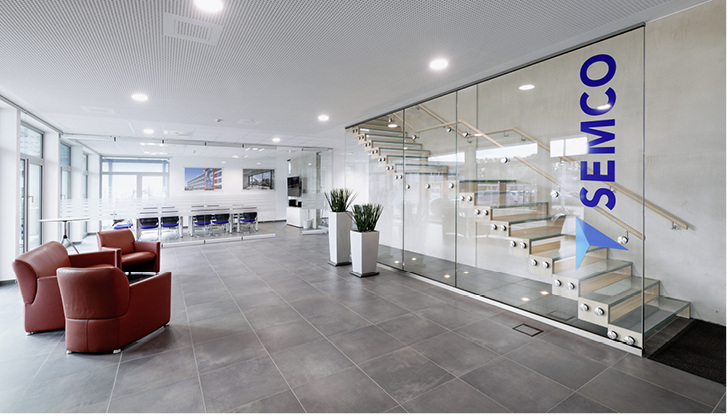 
Durch Designgläser und -produkte sowie konstruktive Glasbauelemente wird der Standort selbst zum Showroom.



